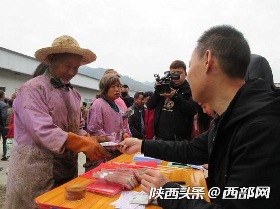 安康岚皋第二届魔芋丰收节上岚皋芋农林小顺靠卖魔芋挣到钱。