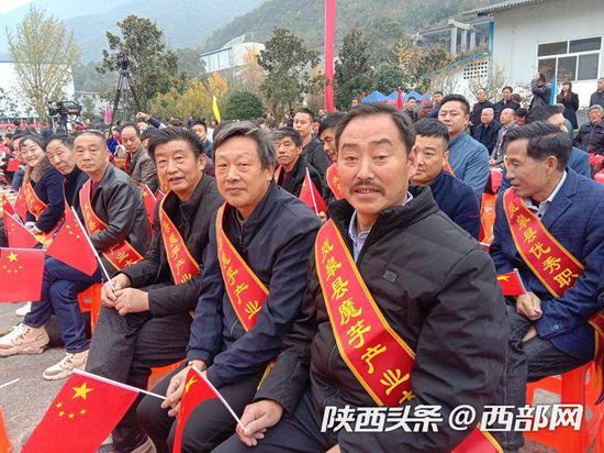 安康岚皋第二届魔芋节受表彰的职业农民集体留影。