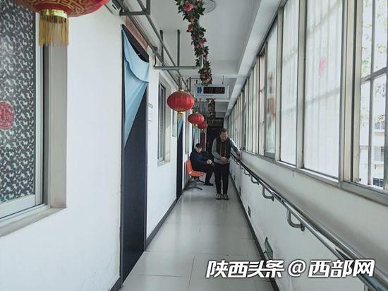 不能出门,老人们只能在走廊上活动。