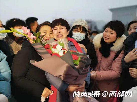 出征儀式現場，親屬目送醫務人員