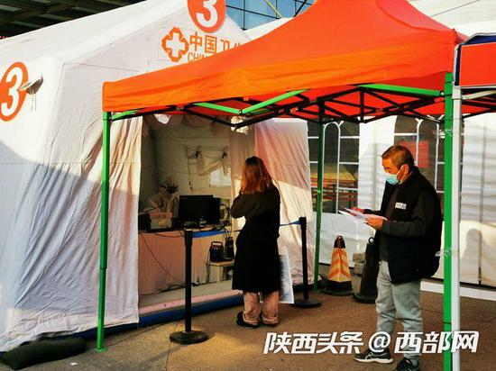 所有患者必须先测温、登记信息,才能进院就诊。