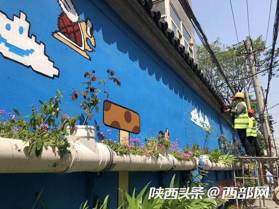 工人正在修整皇城西路的围墙。