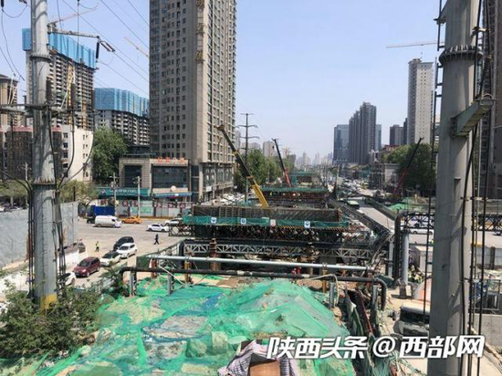 昆明路高架桥建设施工现场。