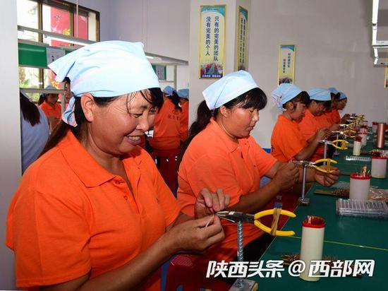 貧困戶在村社區工廠務工。