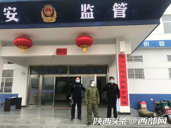 醉酒男耍酒瘋辱罵民警扇民警耳光，因妨害公務行為被依法批準逮捕。