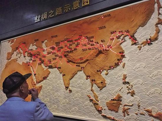 游客在陕西历史博物馆观看丝绸之路示意图。 记者 李卫摄