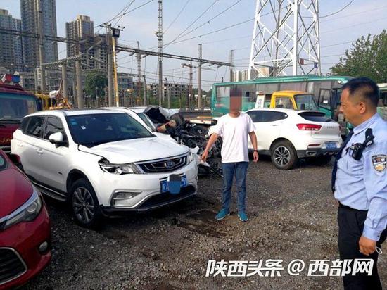 嫌疑人在指認(rèn)車輛