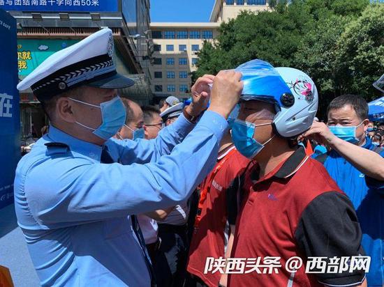交警現(xiàn)場(chǎng)贈(zèng)送頭盔近200頂。