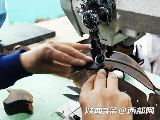 刘祝方在这里当针车工,一个月能挣7000多元钱。