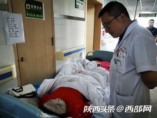 尹明明医师介绍医院用特质面膜加快老年患者伤口愈合。