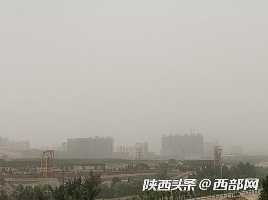 榆林城区遭遇大风扬尘天气。