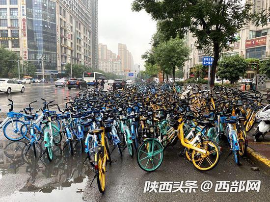 大寨路口的共享单车占据了部分机动车和非机动车道。