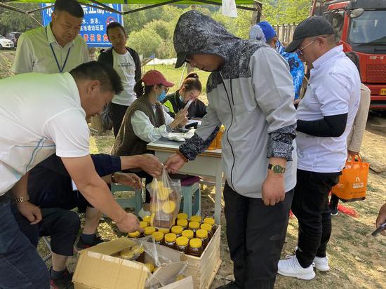 参赛选手可用本次比赛的奖金兑换当地生产蜂蜜等农产品。