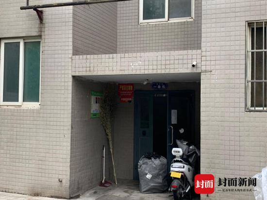 小橙说,她是在这栋楼的楼顶受到杨某的猥亵