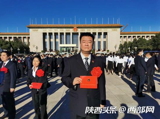陕西省人民医院院党委副书记易智获得“全国抗击新冠肺炎疫情先进个人”和“全国优秀共产党员”双重荣誉称号。