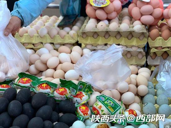 餐饮行业知情人士称，中秋国庆前鸡蛋涨价已是“老规矩”。