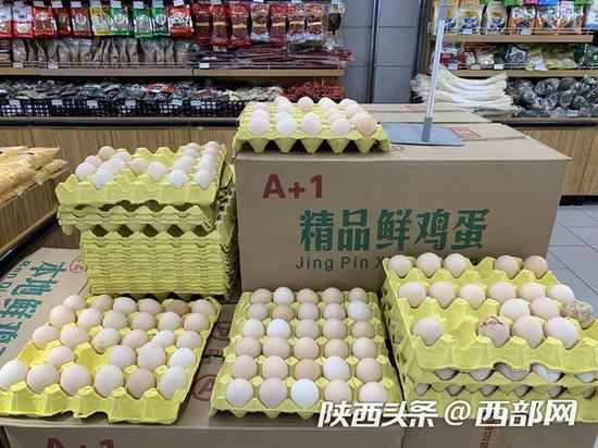 记者走访发现,西安普通散装鸡蛋价格早已“奔四”。