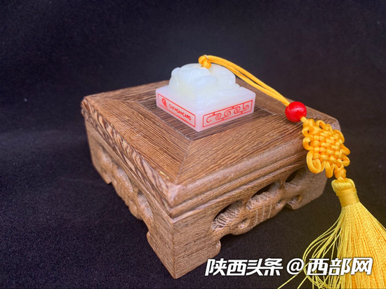 皇后之玺异形公交卡。