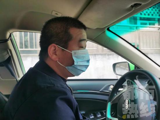 西安一孕妇搭乘出租车 行驶途中突然生下一个孩子