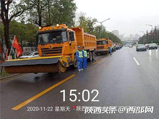 西安市城管系統(tǒng)為“掃雪除冰”做準備。
