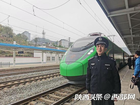 铁路民警抽空与首次从旬阳开行至西安的动车合影。