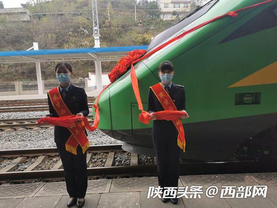 旬阳至西安动车开行通车前盛装迎接旅客的铁路工作人员。