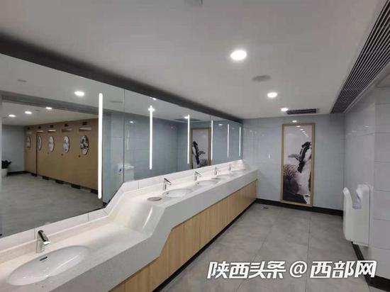 西安车站南站房中厅和二、四候车室正式投用。(摄影:李子宇)