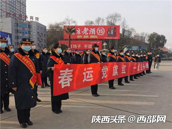 安康火车站举行春运服务旅客相关活动