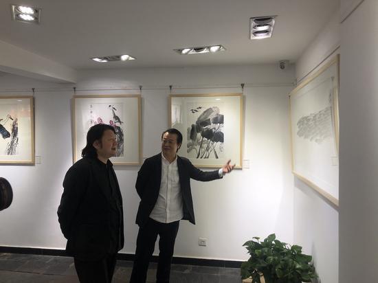 巨石和西安美院院长朱尽晖（左）在展览现场