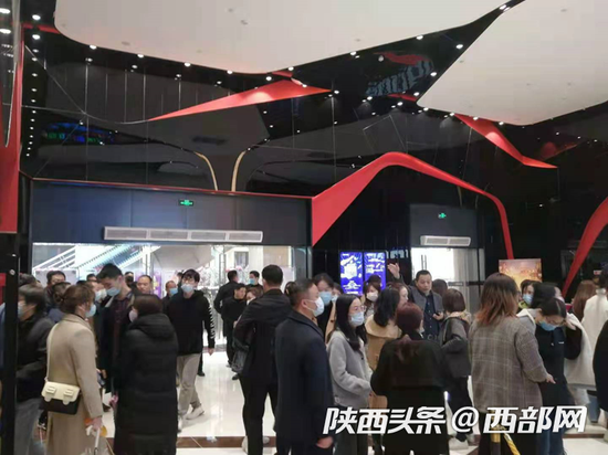 五一期间,西安市一家影院挤满了观众。