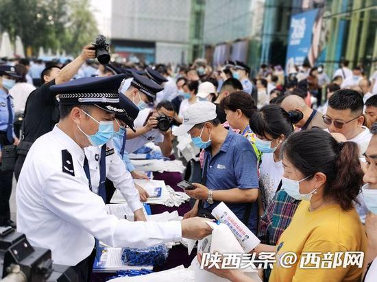 5月13日，西安警方在小寨举行拒绝跨境赌博集中宣传活动。