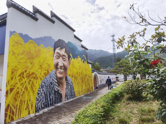 鄠邑区蔡家坡村口的乡村壁画格外引人注目