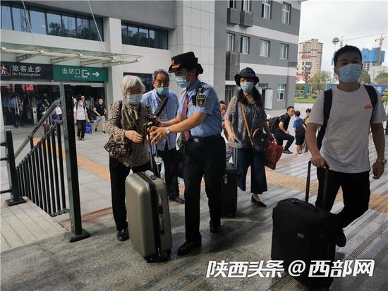 驿路安康服务热线工作人员帮助老弱病残孕等重点旅客。