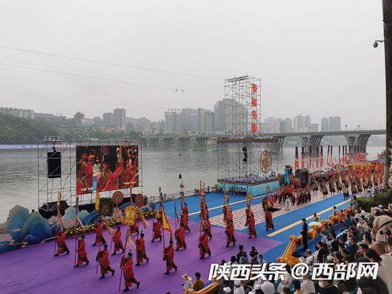 第21届安康汉江龙舟节开幕现场。