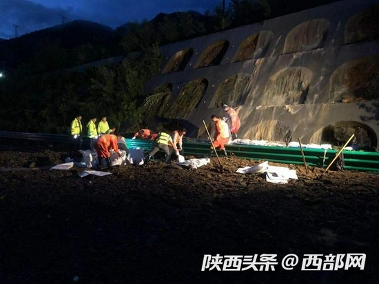 　　平利至鎮坪高速公路搶險現場。