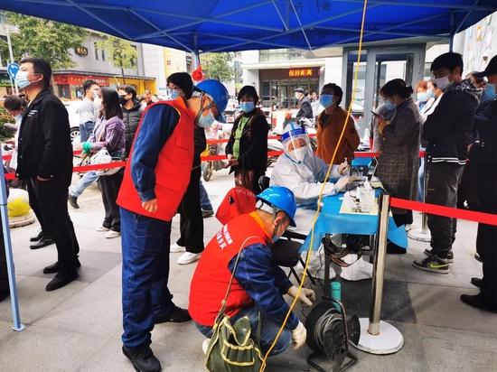 陕西西安供电公司员工为核酸采样点接通应急电源