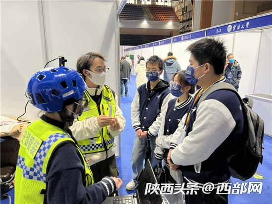 参会参展人员交流探讨