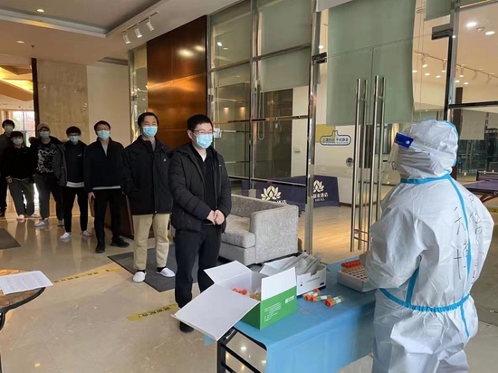 市民有序排队进行核酸筛查(西安高新区管委会 供图)