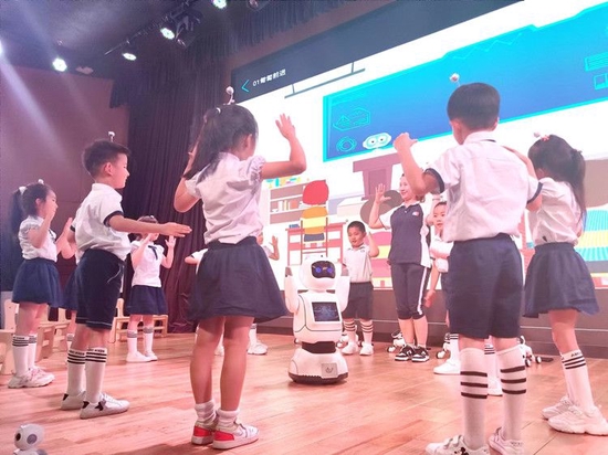 小朋友与BINGO助教机器人一起跳舞