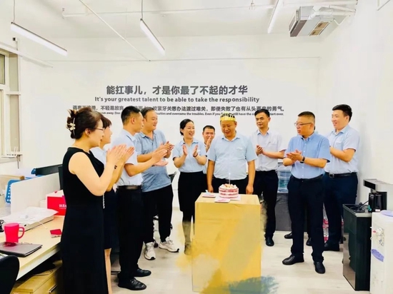 为员工组织生日会