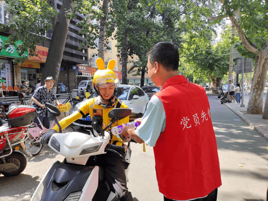 志愿者为快递小哥送上纯悦水