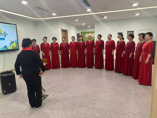 在经开区社区养老服务驿站内,老人们正在排练节目( 经发控股供图)