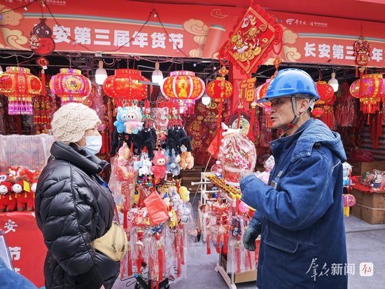 2月17日，国网陕西电力西安供电公司工作人员在长安区太阳新城步行街为商户解答用电问题。