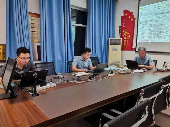 杨柳与团队跟进方案进度