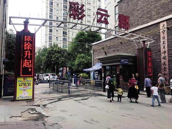 小區(qū)大門的入口處被隔開后,造成消防車無法通行