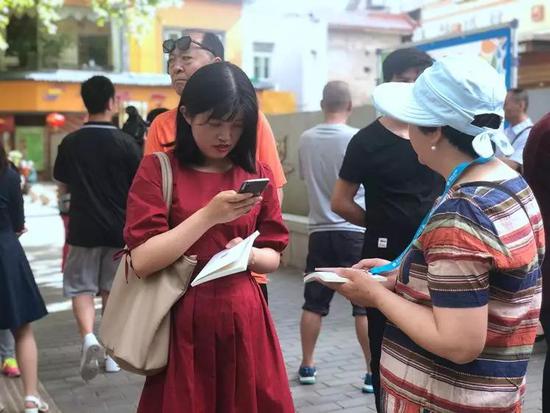 在搖號現場外，焦急等待的家長