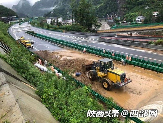 　　平利至鎮坪高速公路搶險現場。