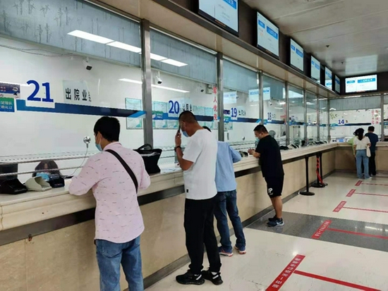 群众在“一站式”窗口办理手续