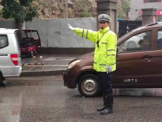 民警雨中執(zhí)勤