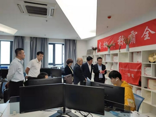 杨甲安一行参观建筑与测绘工程学院实训场地